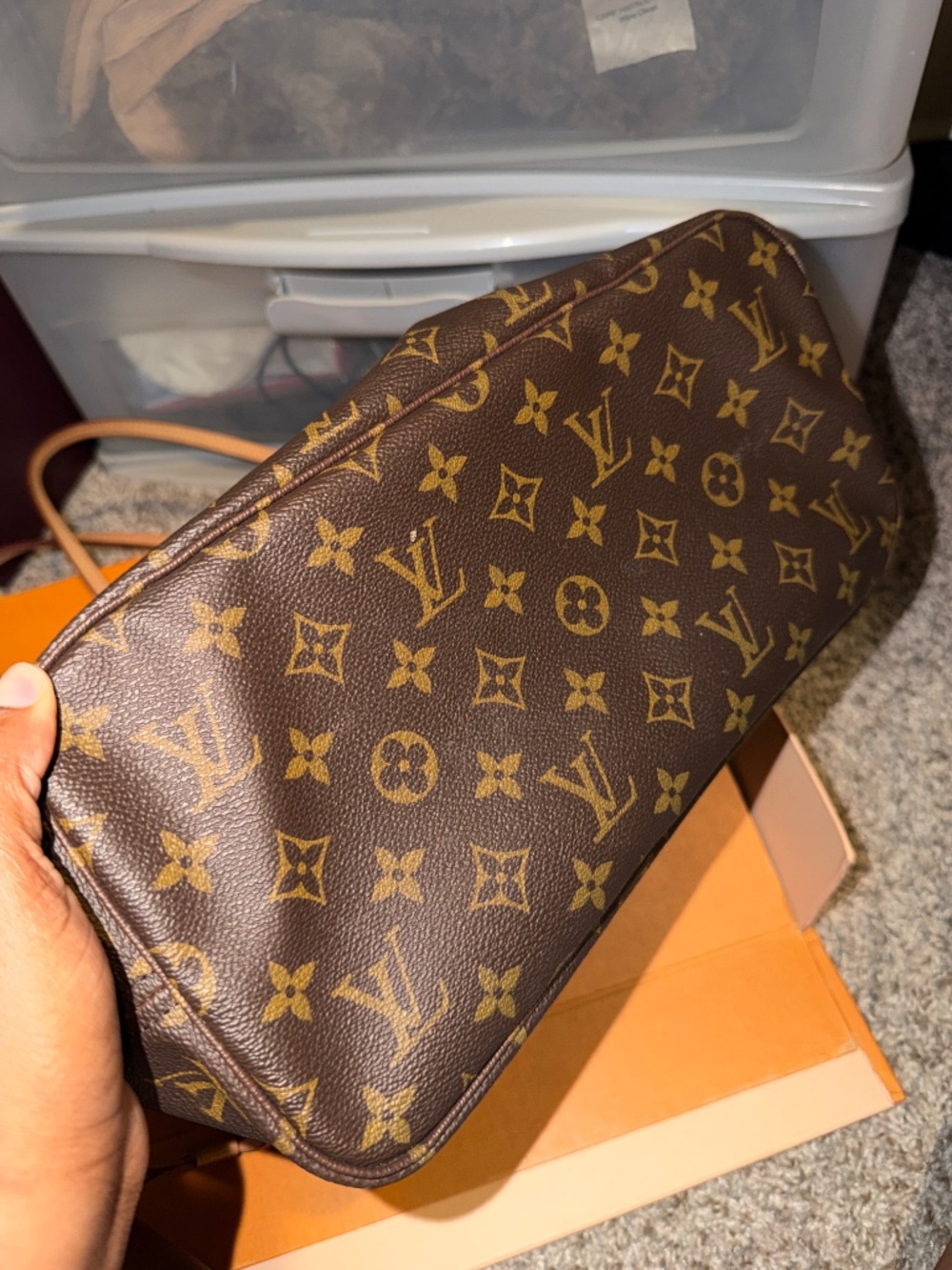 Louis Vuitton - Picture 3 of 5